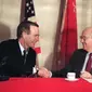 Presiden Amerika Serikat George Bush dan Pemimpin Uni Soviet Mikhail Gorbachev (Foto:Historia)