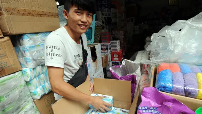 Li Yuan dan berkotak-kotak pembalut wanita yang ia jual. | Foto: copyright dramafever.com