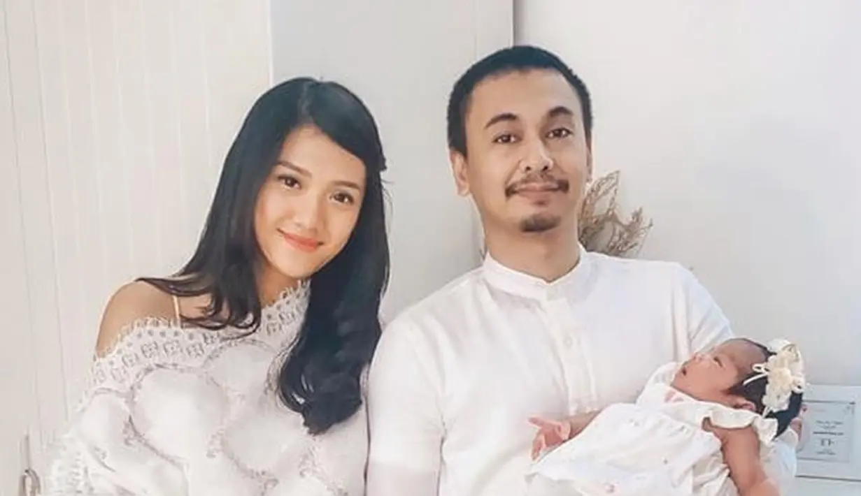Idul Fitri menjadi momen bahagia keluarga Raditya Dika dan Anisa Aziza. Dengan memakai busana serba putih, keluarga Radit terlihat begitu bahagia. Alinea juga terlihat sangat cantik dengan memakai bando di kepalanya. (Liputan6.com/IG/@raditya_dika)