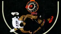 Tim Duncan dan Chris Bosh beradu pada Final NBA, San Antonio Spurs vs Miami Heat (AFP/Andy Lyons)