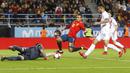 Kiper Kosta Rika, Danny Carvajal, coba menghentikan tendangan gelandang Spanyol, Thiago Alcantara, pada laga persahabatan di Stadion La Rosaleda, Sabtu (11/11/2017). Spanyol menang 5-0 atas Kosta Rika. (AP/Miguel Morenatti)