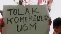 Ribuan mahasiswa UGM berunjuk rasa menolak kenaikan uang kuliah. Sementara itu, polisi menangkap belasan orang yang diduga terlibat tawuran.