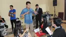 Pembawa berita Zulfikar Naghi berbincang dengan pembawa acara dan kontestan News Presenters Competition EGTC 2016 di Universitas Gadja Mada, Yogyakarta, Kamis (3/11). (Liputan6.com/Helmi Affandi)