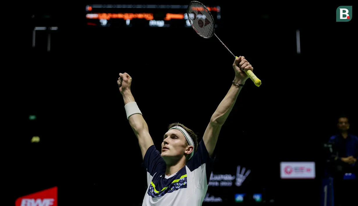 Pebulu tangkis tunggal putra Denmark, Viktor Axelsen, melakukan selebrasi usai menaklukkan pebulu tangkis tunggal putra China, Zhao Jun Peng pada babak final Indonesia Open 2022 di Istora Senayan, Jakarta, Minggu (19/06/2022). (Bola.com/Bagaskara Lazuardi)
