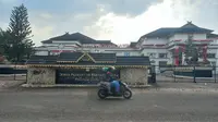 Pengendara melintas di depan gedung DPRD Jambi di kawasan Telanaipura, Kota Jambi, Rabu (4/9/2024). Selain minim keterwakilan perempuan anggota legislatif, kursi ketua bakal diduduki eks pengguna narkoba. (Liputan6.com/Gresi Plasmanto)