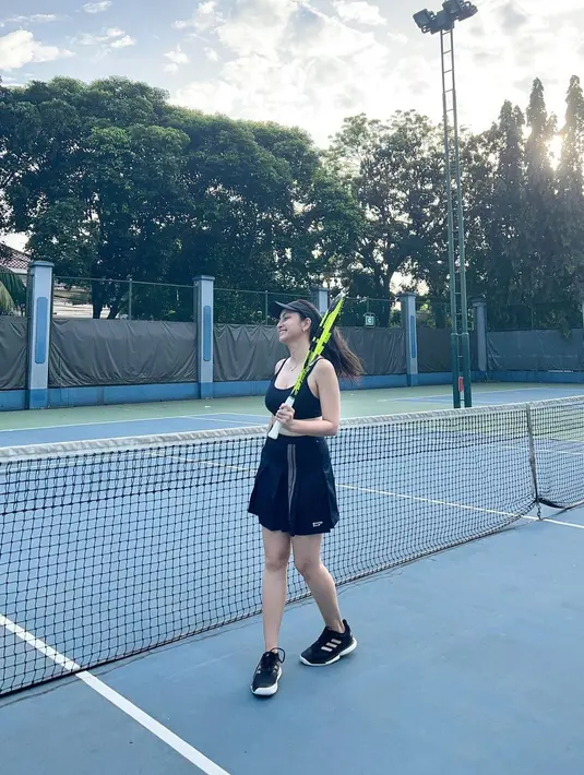 Atas unggahan foto dengan caption tersebut, netizen Indonesia sontak mengirim berbagai komentar pujian terhadap unggahan Valerie di Instagram. mereka menyebut Valerie sangat seksi dan cantik.“idol 🙌” @alv***. (Instagram/valtifanka)