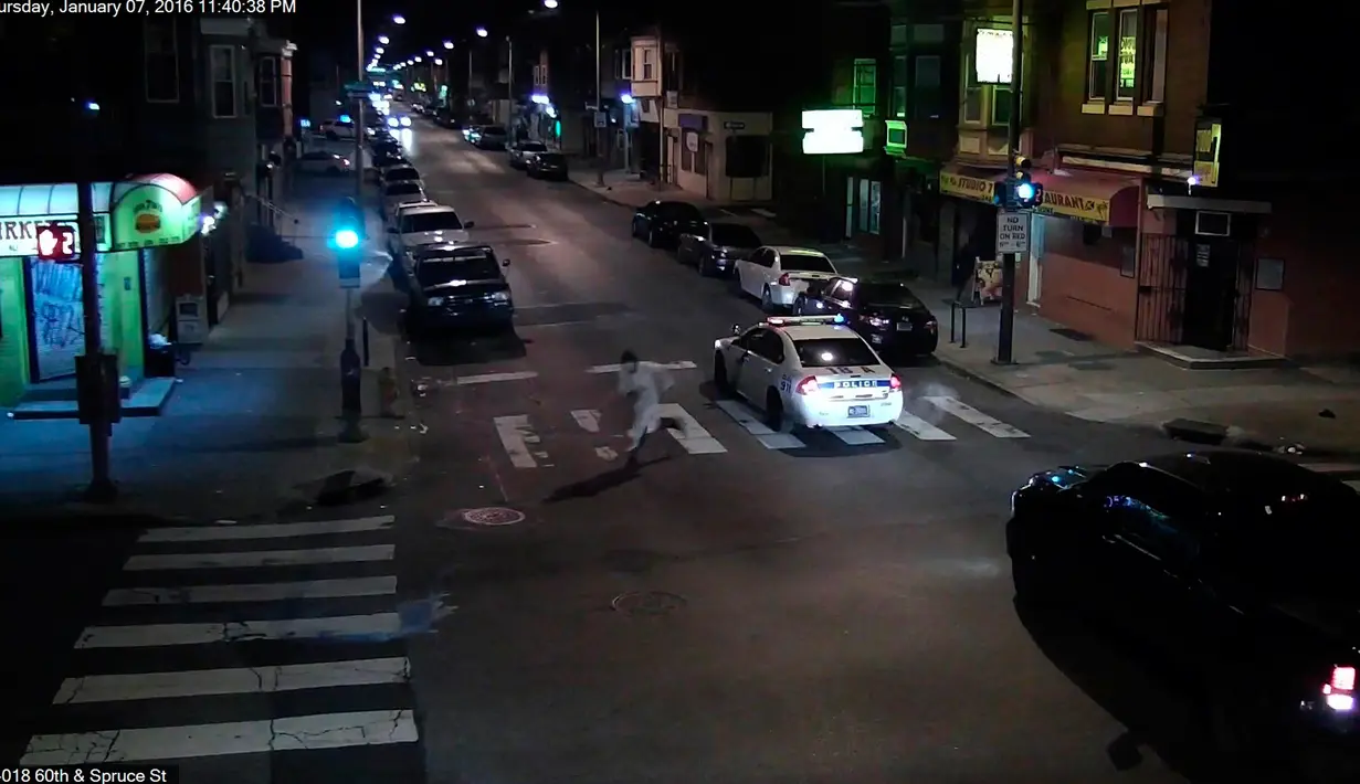 Pelaku melarikan diri usai menembaki mobil petugas polisi Jesse Hartnett yang sedang berpatroli di Philadelphia, Pennsylvania, USA (8/1). Petugas polisi, Jesse Hartnett mengalami luka tembakan cukup serius. (REUTERS/Philadelphia Police Department)