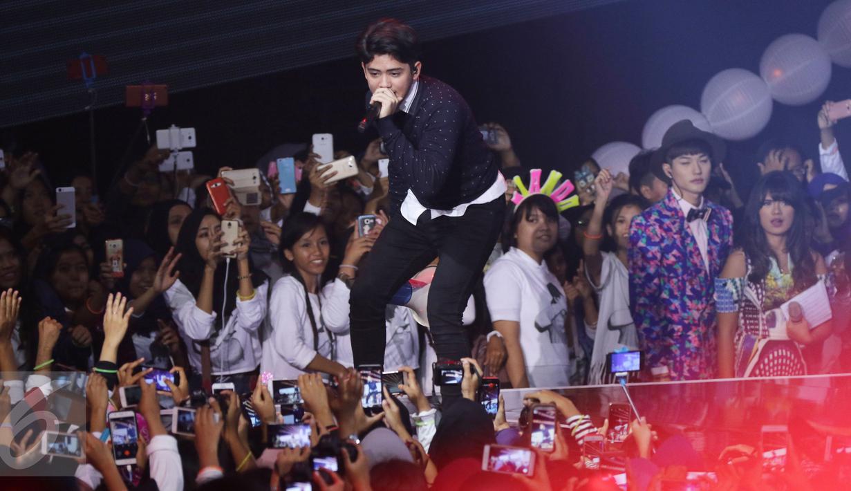 Penggemar Aliando Syarief mengambil gambar Aliando saat tampil di The Biggest Concert Magicaliando di Studio 6 Emtek City, Jakarta, Rabu (26/10). Ultah ke-20, Aliando dibuatkan konser khusus oleh SCTV. (Liputan6.com/Herman Zakharia)