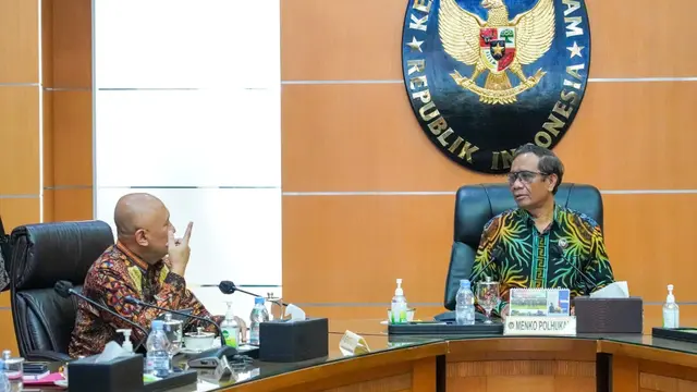 Menteri Koperasi dan UKM Teten Masduki bertemu dengan Menteri Koordinator Bidang Politik Hukum dan Keamanan (Menkopolhukam) Mahfud MD