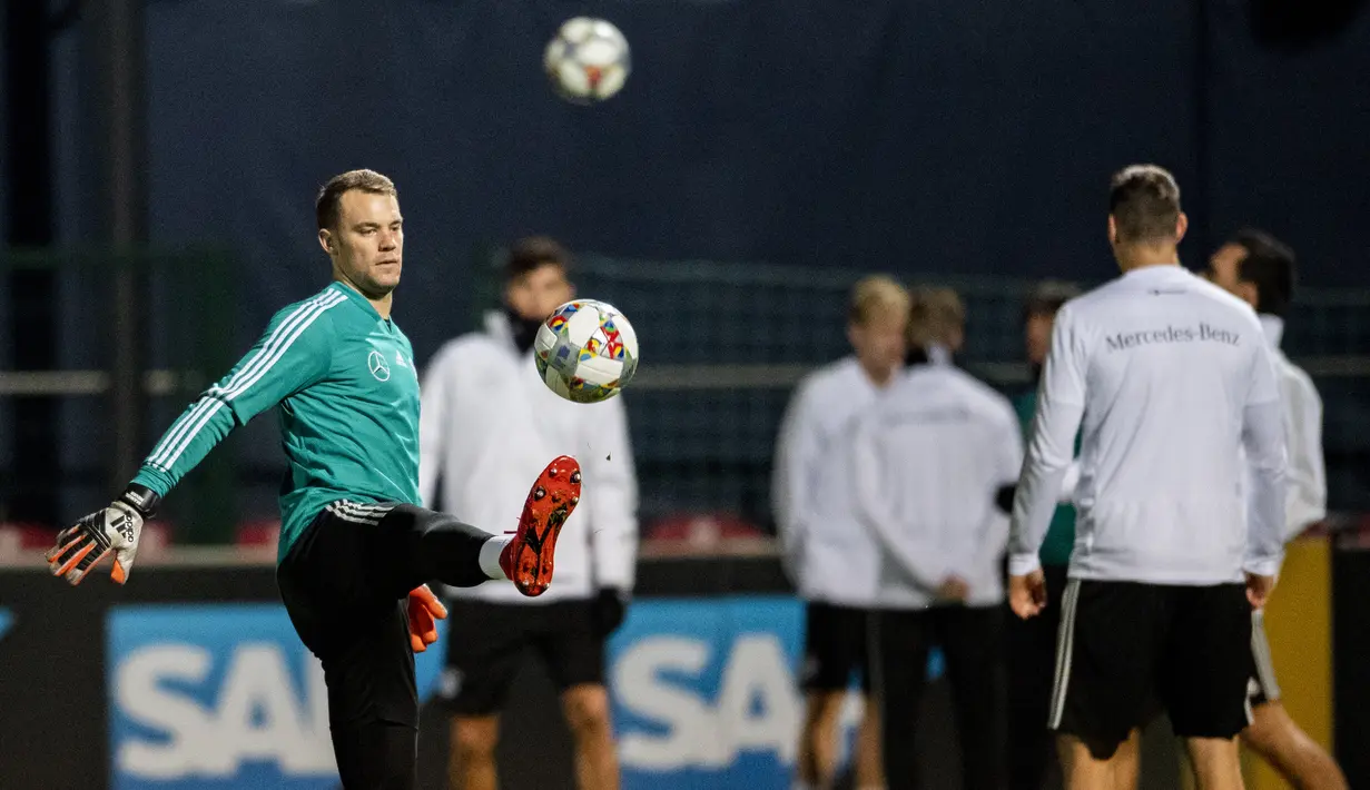 Kiper senior timnas Jerman, Manuel Neuer masih diturutsertakan pada laga kontra Rusia. (AFP/Robert Michael)