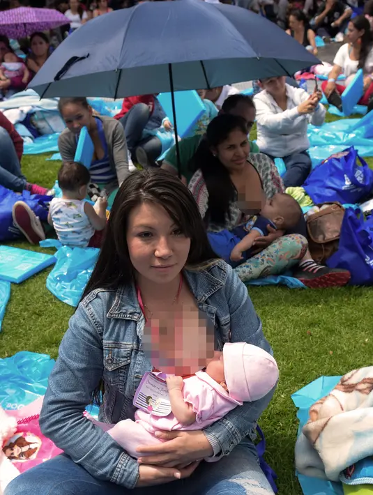 Sejumlah wanita menyusui bayinya saat mengikuti acara promosi manfaat menyusui, di sebuah taman di Bogota, Kolombia(3/11). Ratusan ibu menyusui bayi mereka untuk mempromosikan pemberian ASI sebagai bagian dari hak bayi. (AFP Photo/Raul Arboleda)