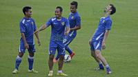 Atep (tengah), Taufik dan Marko Krasic (kanan) menikmati latihan sore dengan serius tapi santai jelang laga melawan Arema Cronus pada turnamen sepak bola Bali Island 2016 di Stadion Gelora Samudra, Kuta, Bali, Senin (22/2/2016). (Bola.com/Peksi Cahyo)