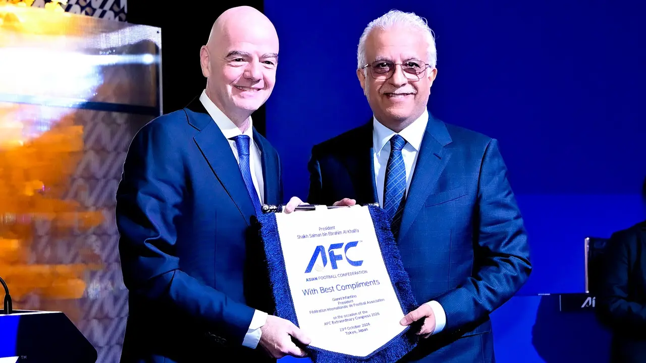Presiden FIFA, Gianni Infantino, dengan Presiden AFC, Shaikh Salman bin Ebrahim Al Khalifa.