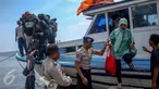 Sejumlah penumpang turun dari kapal jurusan Pulau Pramuka dan Pulau Pari di Pelabuhan Kali Kali Adem, Muara Angke, Jakarta Utara, Senin (2/1/2017). (Liputan6.com/Faizal Fanani)