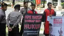 Masyarakat Peduli Keadilan membentangkan spanduk saat berunjuk rasa di depan Gedung KPK, Jakarta, Senin (4/2). Massa mendesak KPK memeriksa mafia hukum kasus suap eks Panitera PN Jakut Rohadi atas peringanan vonis Saipul Jamil. (Merdeka.com/Dwi Narwoko)