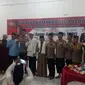 Kapolda Jawa Barat Irjen Pol. Rudy Sufahriadi bersama ulama dan tokoh masyarakat Garut dalam safari Ramadan di Ponpes Darussalam, Wanaraja, Garut, Jumat malam (Liputan6.com/Jayadi Supriadin)