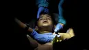Petugas media saat menangani seorang bocah yang imigran yang tenggelam di laut Aegea, Yunani, 28 Oktober 2015. (REUTERS/Giorgos Moutafis)