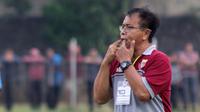 Lukas Tumbuan, pelatih Persibat Batang. (Bola.com/Robby Firly)