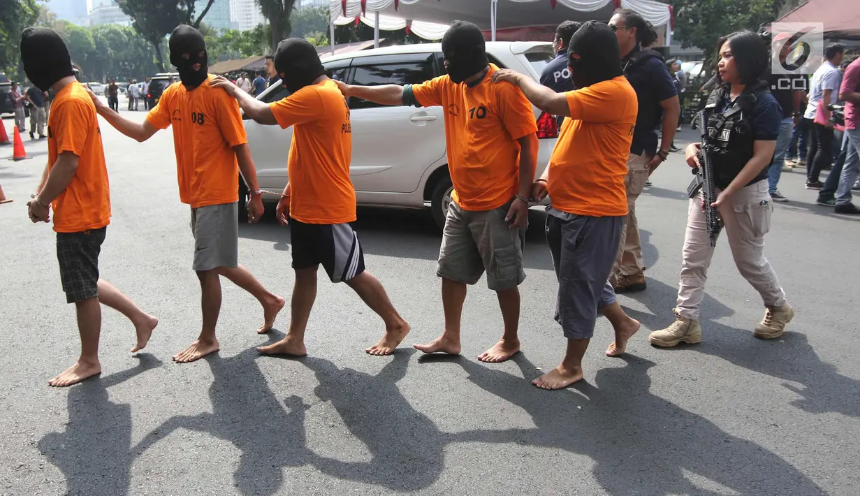 Tersangka saat dihadirkan saat rilis hasil operasi miras di Polda Metro Jaya, Jakarta, Jumat (20/4). Petugas juga berhasil mengamankan 180 orang, 165 orang dilakukan pembinaan, dan 15 orang ditahan. (Liputan6.com/Arya Manggala)