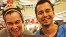 Sudah jadi rahasia umum betapa Raffi dan Baim adalah dua orang yang bersahabat dekat. Mereka memulai karier sama-sama dari nol bertahun-tahun silam. Mengawali karier dari sinetron, kala itu mereka sukses jadi idola para remaja. (Liputan6.com/IG/@raffinagita1717)