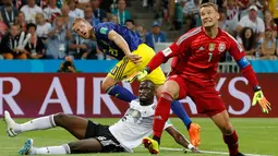 Penyerang Swedia Ola Toivonen (tengah) mencetak gol saat melawan Jerman pada pertandingan Piala Dunia 2018 di Stadion Fisht, Rusia (23/6). Jerman sempat tertinggal terlebih dahulu pada babak pertama oleh gol Ola Toivonen. (AP/ Frank Augstein)