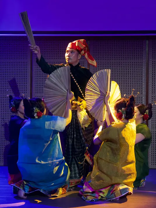 Suguhan suara merdu dari Taufan Purbo memanjakan telinga penikmat seni  setelah tarian pembuka. Selain Taufan Purbo, gelaran ini juga menghadirkan Illenk Gentille Andilolo, dan Komunitas Seni ROJITA. [Foto: Dok. Galeri Indonesia Kaya]