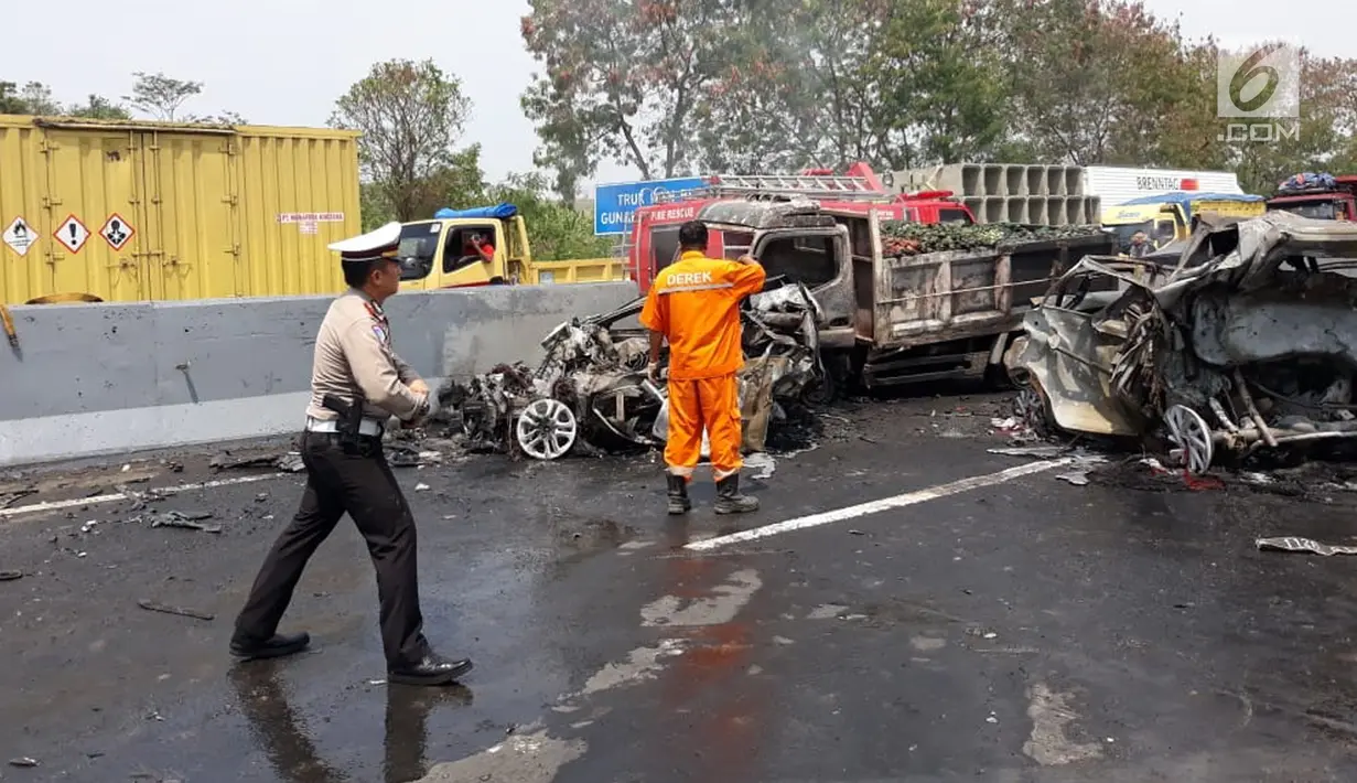 Polisi mengamankan lokasi kecelakaan maut di ruas Tol Cipularang Kilometer 92, Purwakarta, Jawa Barat, Senin (2/9/2019). Kecelakaan maut Cipularang menewaskan tujuh orang dan delapan lainnya luka-luka. (Liputan6.com/HO/Humas Polda)