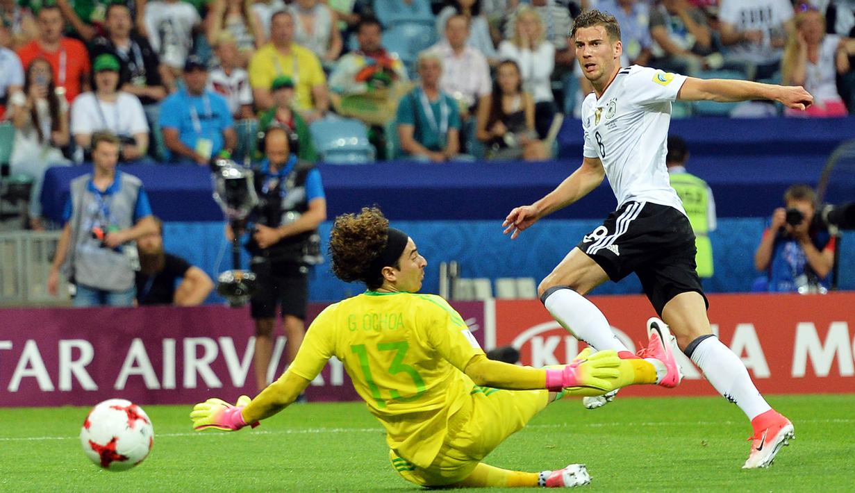 Proses terjadinya gol gelandang Jerman, Leon Goretzka, ke gawang Mexico pada laga semifinal Piala Konfederasi di Stadion Fisht, Sochi, Kamis (29/6/2017). Jerman menang 4-1 atas Mexico. (EPA/Peter Powell)