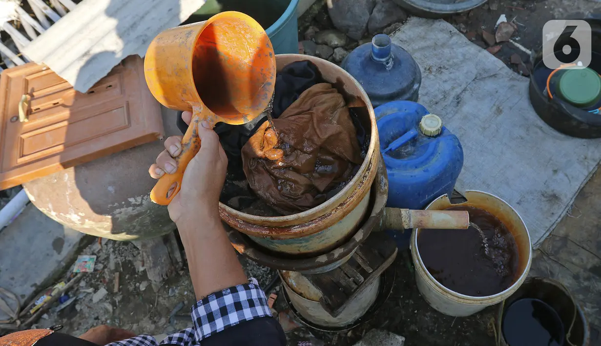 Warga menyaring air yang menghitam di Desa Sukaringin, Sukawangi, Kabupaten Bekasi, Jawa Barat, Jumat (10/9/2021). Menurut warga, saat musim kemarau kualitas air tanah berwarna hitam dan sudah berlangsung selama delapan bulan. (Liputan6.com/Herman Zakharia)