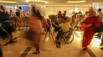 Penyandang disabilitas yang tergabung dalam ThisAble melukis pada acara Craft your Future with Chubb pada Senin (20/5/2019). Kegiatan Craft your Future with Chubb yang bertujuan untuk mengembangkan potensi tersembunyi anak-anak berkebutuhan khusus untuk berkreasi. (Liputan6.com/Fery Pradolo)