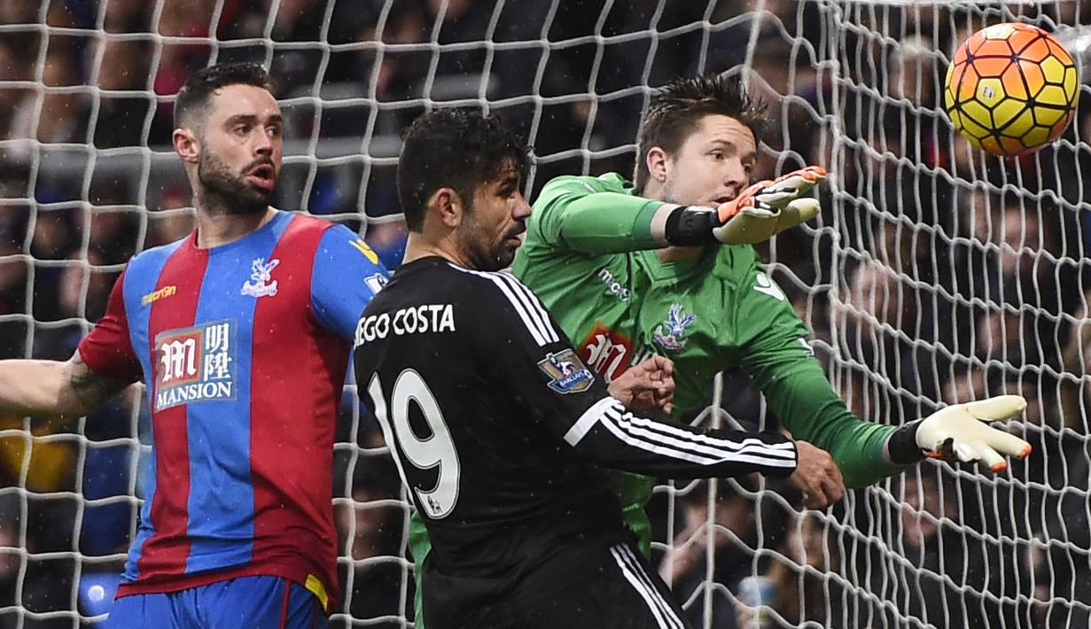  Kiper Crystal Palace, Wayne Hennessey mencoba menepis bola dari kejaran pemain Chelsea, Diego Costa pada laga Liga Premier Inggris di Stadion Selhurst Park, Inggris,, Minggu (3/01/2016). (Reuters/Dylan Martinez)