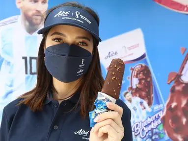 Produsen es krim, Aice mengumumkan produk terbarunya dengan berkolaborasi dengan bintang sepak bola dunia, Lionel Messi yaitu Aice Blueberry Cookies dan Aice Milk Tea Boba pada Selasa (22/11/2022). (Bola.com/Bagaskara Lazuardi)