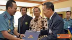 Citizen6, Surabaya: Penandatanganan naskah PKS oleh Kobangdikal Laksma TNI Djoko Teguh Wahojo dengan Rektor UHT Dr. Sutarno di Joglo Moeljadi, Kesatrian Bumimoro, Kobangdikal, Surabaya. (Pengirim: Kobangdikal).
