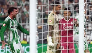 Kiper Real Betis Bongkar Siasat Psikologis Gagalkan Penalti Mbappe: Saya Coba Bikin Dia Ragu