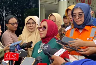 Menteri Pemberdayaan Perempuan dan Perlindungan Anak (PPPA) Arifah Fauzi usai menjenguk korban di RSUD Bekasi, Jawa Barat, Selasa (28/4/2026). (Liputan6.com/Winda Nelfira)