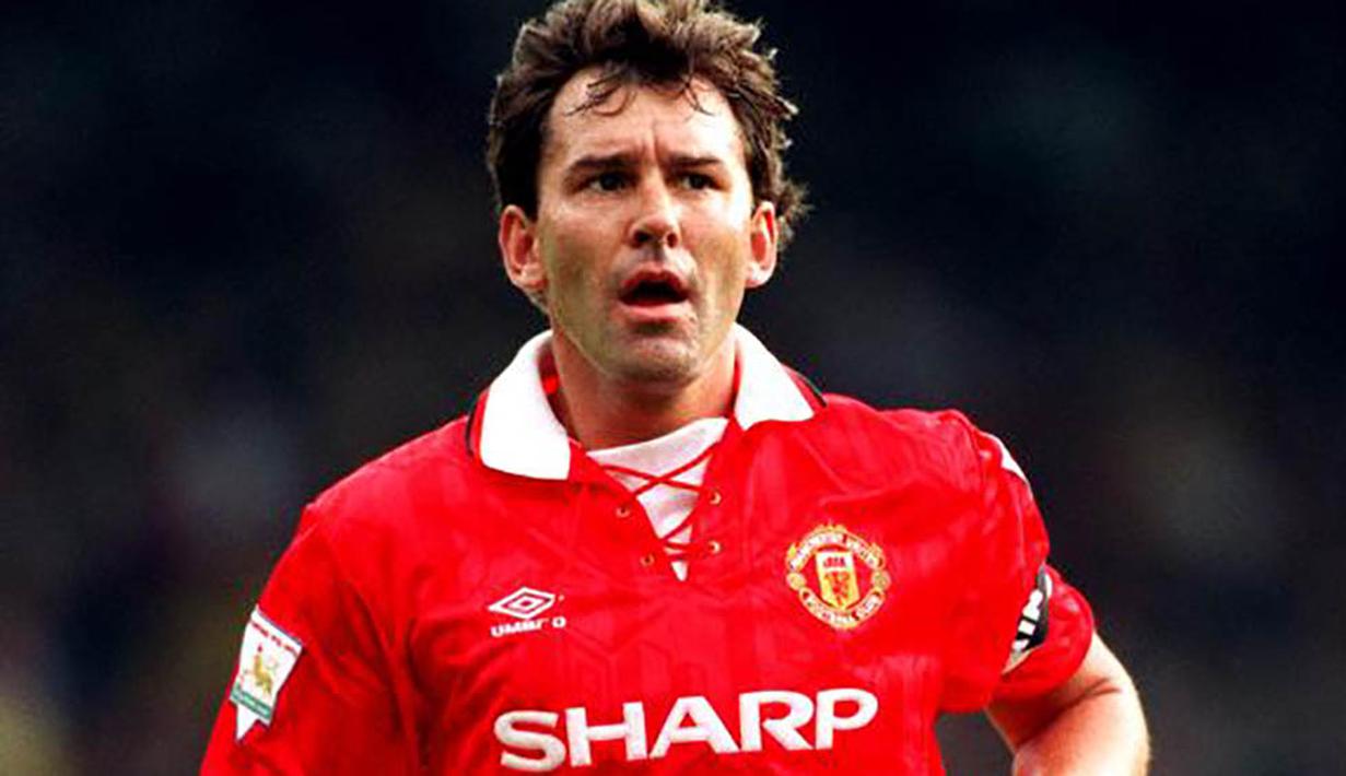 Gelandang - Bryan Robson. Gelandang yang memiliki kemampuan kontrol dan tekel yang baik. Ciri khas gelandang klasik dan juga memiliki jiwa pemimpin. (Timesonline.co.uk)