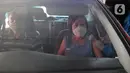 Paramedis menyuntikkan vaksin COVID-19 secara drive thru kepada penumpang mobil di GOR Pajajaran, Kota Bogor, Jawa Barat, Rabu (17/3/2021). Kegiatan ini menargetkan 600 warga per hari dan berlangsung hingga tiga bulan ke depan. (merdeka.com/Arie Basuki)