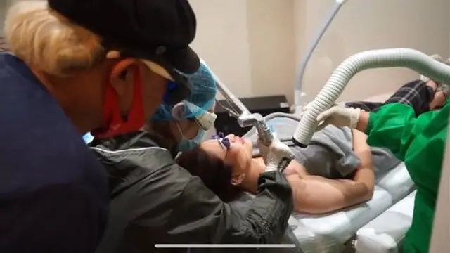 Terima Tantangan, Ini 5 Momen Sule Temani DJ Nathalie Holscher Hapus Tato