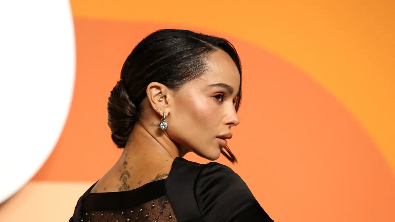 Gaun Balas Dendam Zoe Kravitz di Vanity Fair Oscar Party 2025, Transparan di Punggung dan Pantat