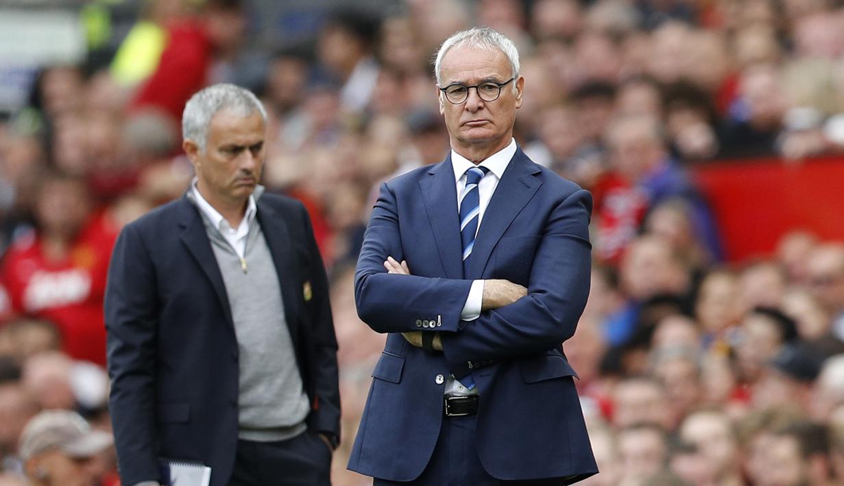 Pelatih Leicester City, Claudio Ranieri tengah serius menyaksikan anak asuhnya berlaga melawan Manchester United pada laga Premier League di Stadion Old Trafford, Sabtu (24/9/2016) WIB. (Reuters/Darren Staples)