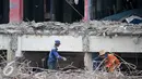 Pekerja mengumpulkan besi dari puing bangunan Pasar Rumput, Manggarai, Jakarta, Senin (17/10). Pasar yang memiliki luas sekitar 22.710 meter persegi akan dibangun menjadi rusun dengan berbagai fasilitas. (Liputan6.com/Yoppy Renato)