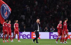 Manajer Liverpool Arne Slot dan para pemain The Reds berjalan lesu usai kalah dari PSG di ajang Liga Champions. (FRANCK FIFE / AFP)