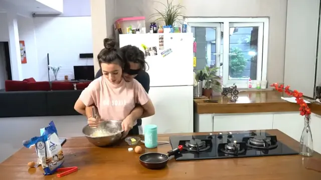 7 Momen Bryan dan Megan Domani saat Buat Kue Bareng, Seru Banget