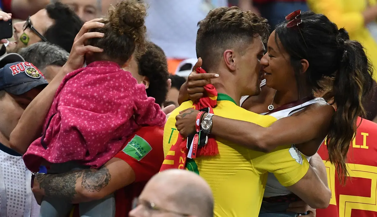 Bek Belgia, Thomas Meunie (kanan) merayakan kemenangan dengan pacarnya setelah mengalahkan Brasil pada laga perempat final Piala Dunia 2018 di Stadion Kazan Arena, Jumat (6/7). Belgia sukses memulangkan Brasil dengan skor  2-0. (AFP/Jewel SAMAD)