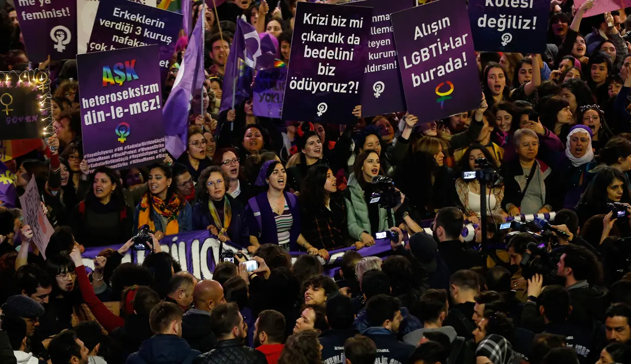 Polisi menghalau pengunjuk rasa yang ingin menggelar pawai untuk memperingati Hari Perempuan Internasional di Istanbul, Turki, Jumat (8/3). Unjuk rasa berjalan relatif damai sebelum akhirnya terjadi keributan pada malam hari. (AP Photo/Lefteris Pitarakis)