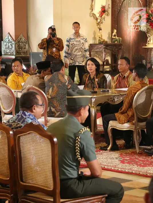 Presiden Joko Widodo saat mengikuti geladi resik ijab kabul pernikahan puterinya Kahiyang-Bobby di Graha Saba Buana, Solo, Selasa (7/11). Jokowi akan menikahkan putrinya, Kahiyang Ayu pada Rabu (8/11) esok. (Liputan6.com/Yosafat Okkaviano)