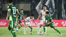 Pemain PSS Sleman, Dominikus Dion Oktawian Wibowo menggiring bola melewati pemain Garudayaksa FC dalam laga final Pegadaian Championship 2025/2026 di Stadion Maguwoharjo, Sleman, Yogyakarta, Sabtu (09/05/2026). (Bola.com/Abdul Aziz)