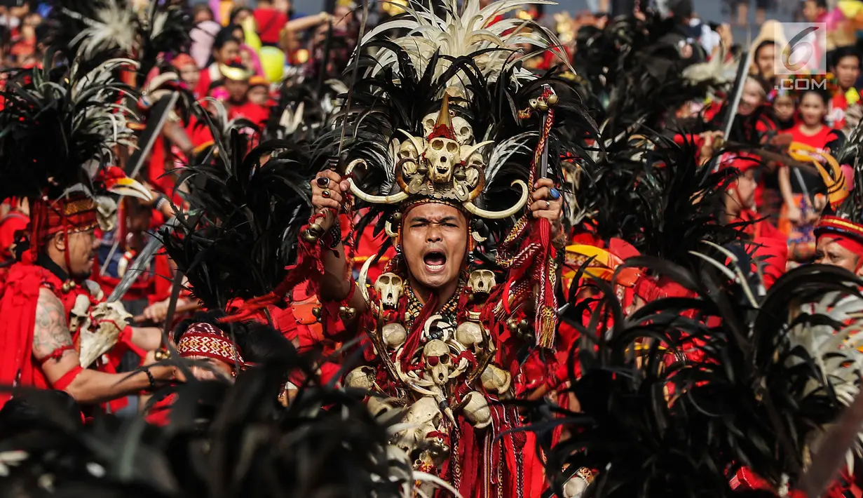 Penari menampilkan tarian khas Indonesia saat car free day (CFD) di Jalan Sudirman, Jakarta, Minggu (4/8/2019). Acara yang bertujuan untuk merekatkan masyarakat ini digagas Belantara Budaya Indonesia dengan mengampanyekan slogan 'Tunjukkan Indonesiamu'. (Liputa6.com/JohanTallo)