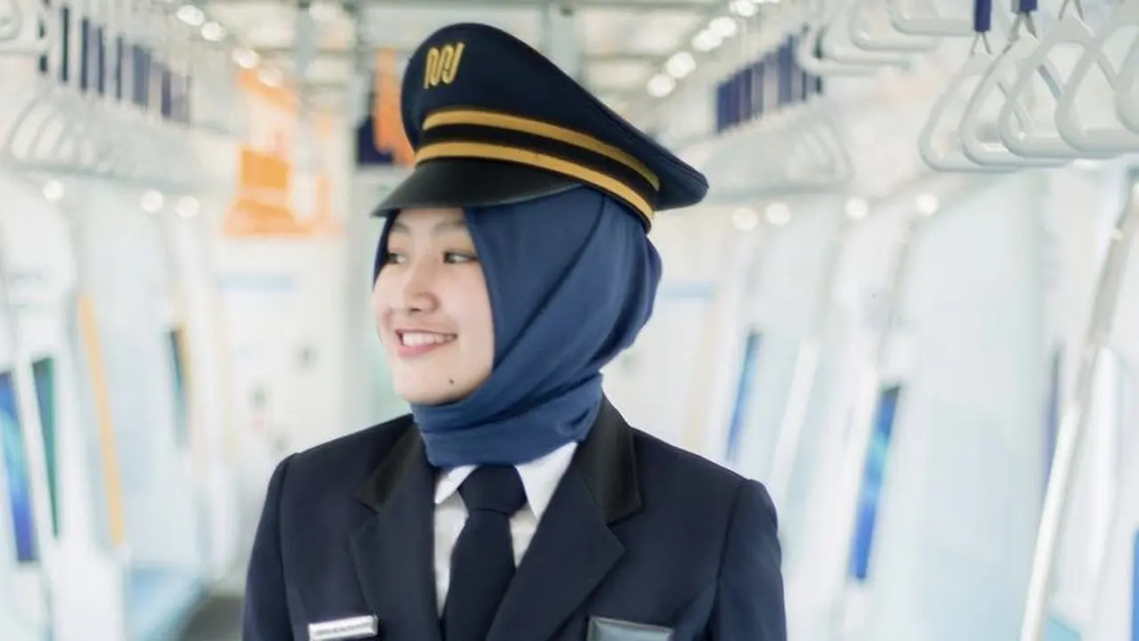 Tiara Alincia Buktikan Perempuan Mampu Menjadi Masinis MRT