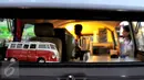 Miniatur Volkswagen Kombi dipajang sebagai hiasan mempercantik bagian dalam mobil antik d di area Food Truck Convoy dalam ajang Indonesia International Motor Show (IIMS) 2015 di JIExpo Kemayoran, Jakarta, Selasa (25/8/2015). (Liputan6.com/Andrian M Tunay)